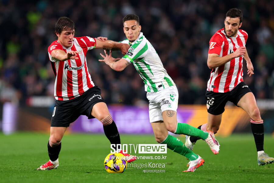 ▲ 맨유는 지난 2022-23시즌 아약스에서 이적료 8,130만 파운드(약 1,450억 원)로 안토니를 데려왔다. 폴 포그바에 이어 맨유 역사상 두 번째로 많은 금액이었다. 맨유는 2016년 유벤투스에서 포그바를 데려오면서 8,900만 파운드를 쓴 바 있다. 영국 매체 'BBC'는 맨유 소식통을 인용해 10만 파운드가 넘는 안토니의 주급 중 최소 84%를 베티스가 부담하는 조건이 이번 계약에 포함됐다고 보도했다.