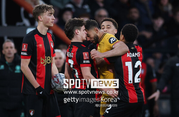 ▲ 울버햄턴의 마테우스 쿠냐가 본머스의 밀로스 케르케즈를 들이 받아 퇴장 당했다. 울버햄턴은 FA컵 16강에서 탈락했다.