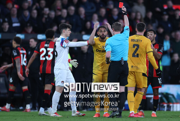 ▲ 울버햄턴의 마테우스 쿠냐가 본머스의 밀로스 케르케즈를 들이 받아 퇴장 당했다. 울버햄턴은 FA컵 16강에서 탈락했다.