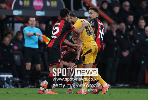 ▲ 울버햄턴의 마테우스 쿠냐가 본머스의 밀로스 케르케즈를 들이 받아 퇴장 당했다. 울버햄턴은 FA컵 16강에서 탈락했다.