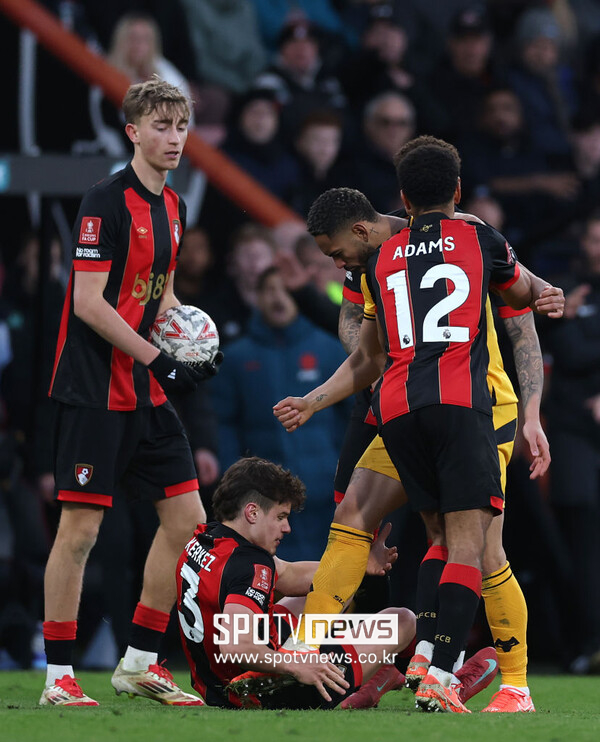 ▲ 울버햄턴의 마테우스 쿠냐가 본머스의 밀로스 케르케즈를 들이 받아 퇴장 당했다. 울버햄턴은 FA컵 16강에서 탈락했다.