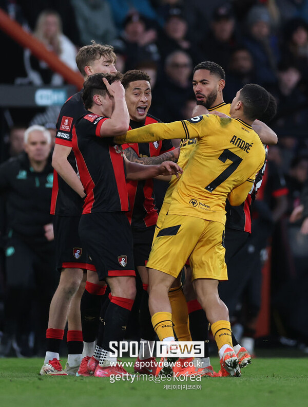 ▲ 울버햄턴의 마테우스 쿠냐가 본머스의 밀로스 케르케즈를 들이 받아 퇴장 당했다. 울버햄턴은 FA컵 16강에서 탈락했다.