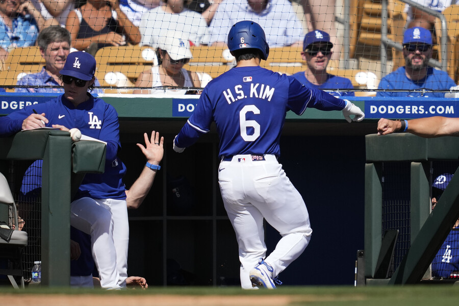 ▲ LA 다저스 한국인 유틸리티 플레이어 김혜성이 한국시간으로 2일 미국 애리조나주 글렌데일 캐멀백랜치에서 열린 2025 메이저리그 시범경기 샌프란시스코와 경기에 8번타자 유격수로 선발 출전해 동점 홈런을 기록했다. 김혜성이 더그아웃에서 동료들과 하이파이브하고 있다. ⓒ연합뉴스/AP