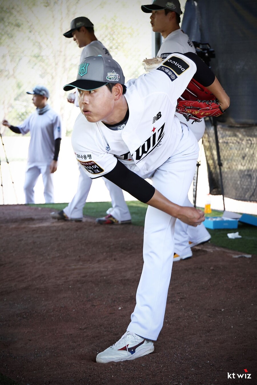▲ 3일 KIA와 연습경기에 선발 등판해 시즌을 앞두고 빌드업 과정을 거치는 소형준 ⓒkt위즈