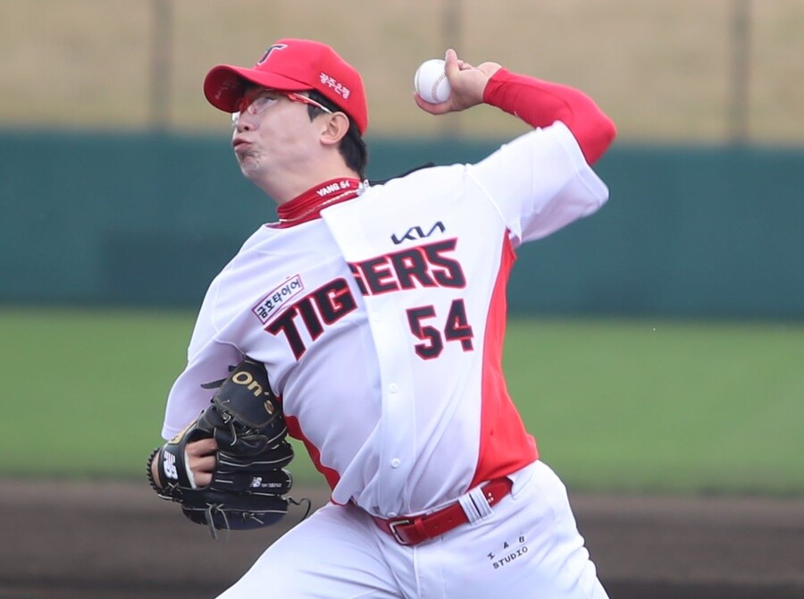 ▲ 선발로 나서 3이닝 1실점을 기록한 양현종. 양현종은 이날 최고 142km의 공을 던졌고 패스트볼, 커브, 슬라이더, 체인지업을 두루 던지며 컨디션을 점검했다. ⓒKIA타이거즈