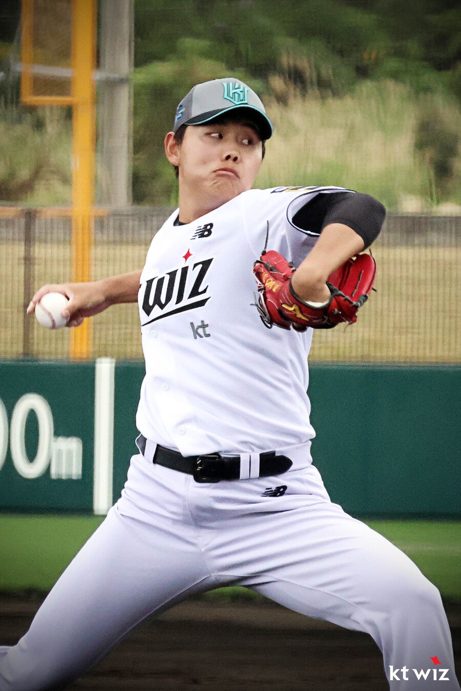 ▲ 선발로 나서 2이닝 1실점을 기록한 소형준은 예상보다 좋은 몸 상태를 보여주며 kt의 희망을 키우고 있다 ⓒkt위즈