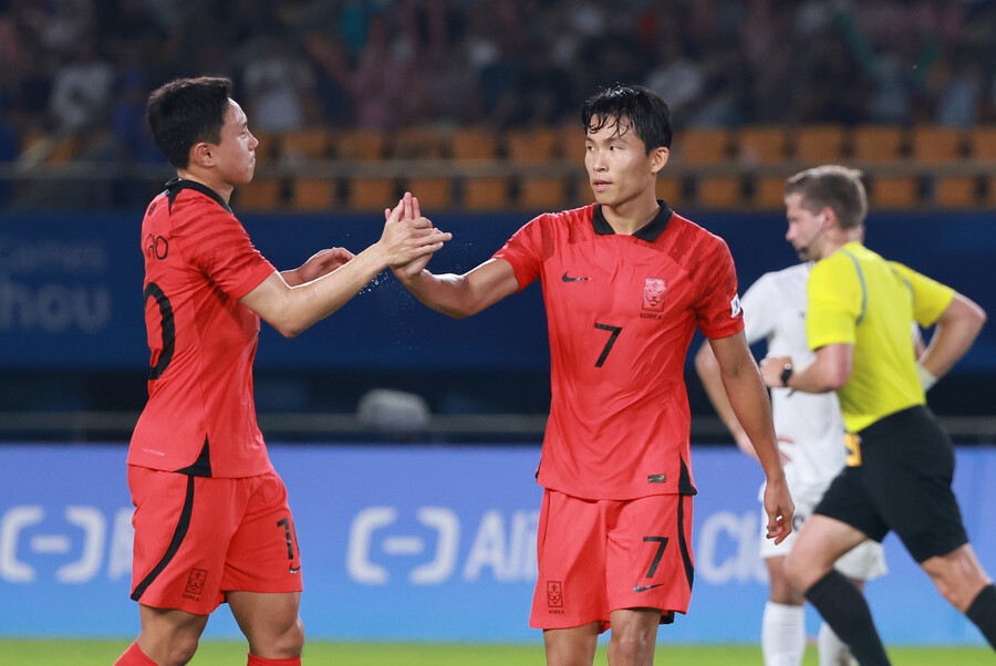 ▲ 항저우 아시안게임 일본과의 결승전에서 동점골과 역전골을 넣은 정우영과 조영욱, 동기들 상당수는 유럽에 진출했다. ⓒ연합뉴스
