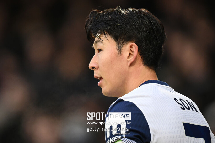 ▲ 토트넘은 지금과 같은 손흥민이라면 주전 경쟁을 펼쳐야 한다고 생각한다. 이번 시즌 36경기에서 10골 10도움을 올리고 있다. 토트넘 유니폼을 입고 9시즌 연속 두 자릿수 공격포인트를 기록하며 가장 위협적인 자원으로 꼽힌다. 그런 손흥민이 최근 침묵한다고 경기에 임하는 자세를 의심하는 건 이해하기 힘든 처사다.