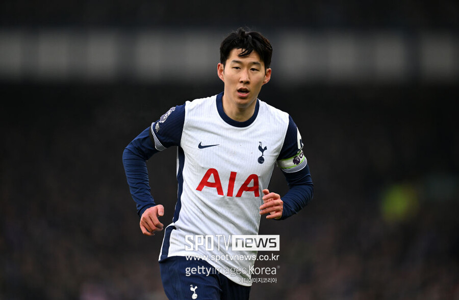 ▲ 토트넘도 이를 모르지 않는다. 그래서 재계약 제안이 아닌 1년 연장 옵션 활성화로 일단락했다. 더는 손흥민에게 전성기 기량을 기대하기 어려운 시점에서 연봉 인상과 장기 계약은 손해라는 결론을 내렸다. 그래서 계약 조건의 상승 없이 1년 더 동행할 수 있는 옵션 발동을 선택했다.