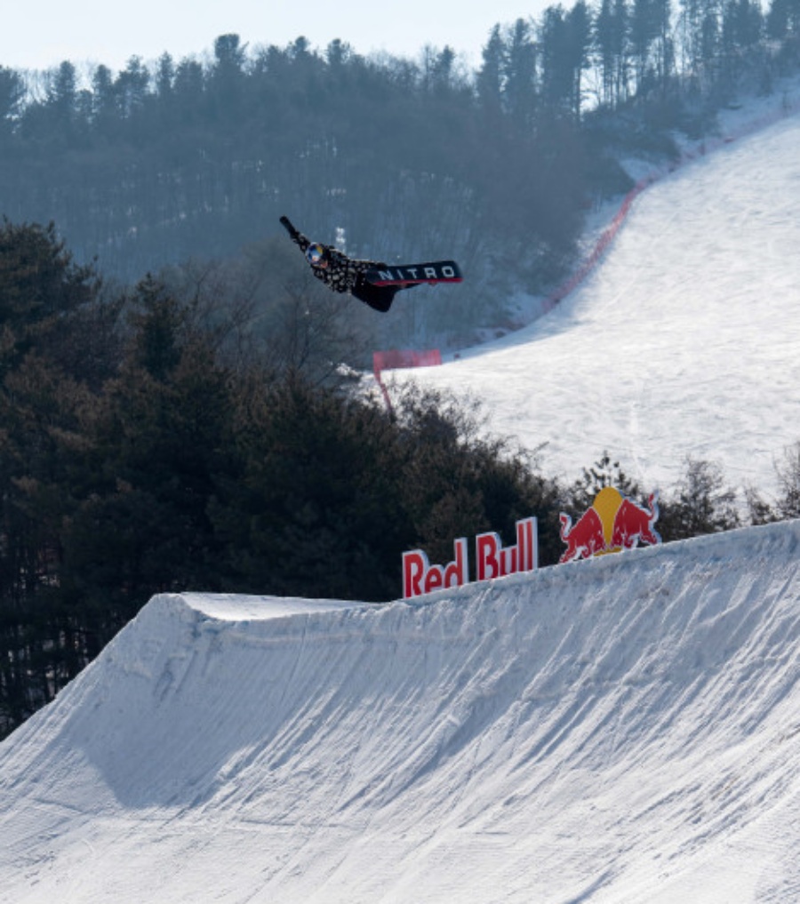 직접 설계한 스노보드 파크에서 퍼포먼스를 펼치는 이채운 ⓒ동서음료