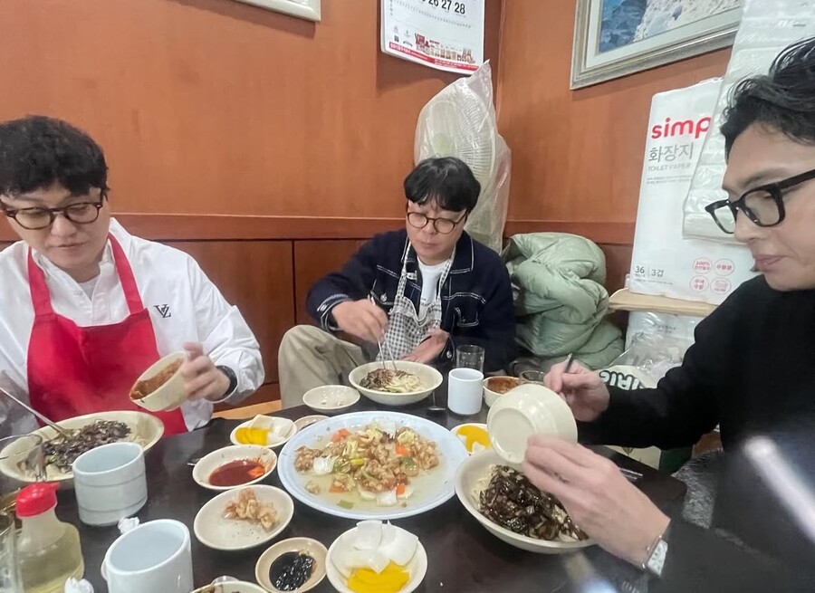 ▲ 김대명, 신원호 감독, 정경호(왼쪽부터). 출처| 김대명 SNS