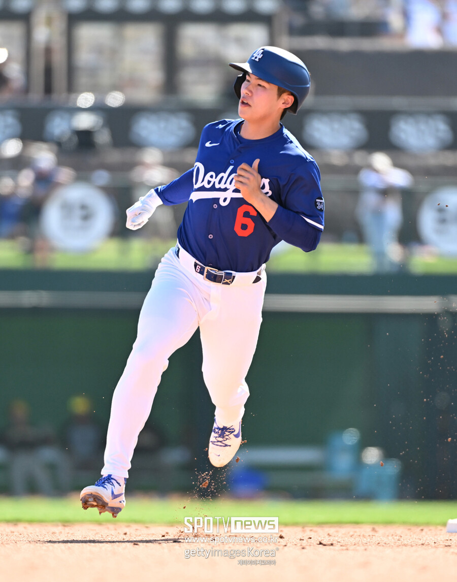 ▲ LA 다저스 김혜성이 한국시간으로 2월 24일 미국 애리조나주 글렌데일 카멜백 랜치에서 열린 2025 메이저리그 샌디에이고 파드리스와의 시범경기에서 2루를 돌아 3루로 향하고 있다. 김혜성은 이 경기에서 시범경기 첫 안타를 신고했다.