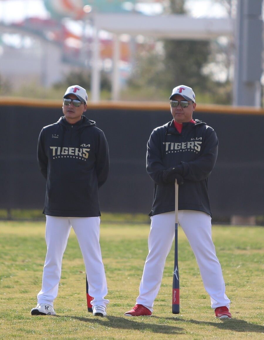 ▲ 이범호 KIA 감독(오른쪽)과 정재훈 투수코치는 개막 엔트리를 놓고 어려운 결정을 할 시기가 다가오고 있다. ⓒKIA타이거즈