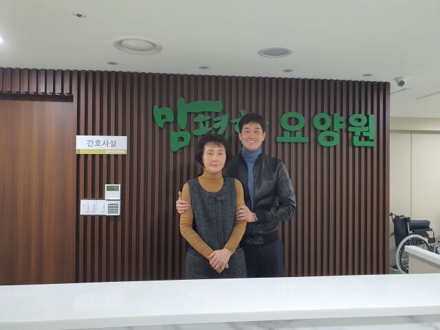 ▲ 모친(왼쪽), 유지태. 제공| 엠에스팀엔터테인먼트