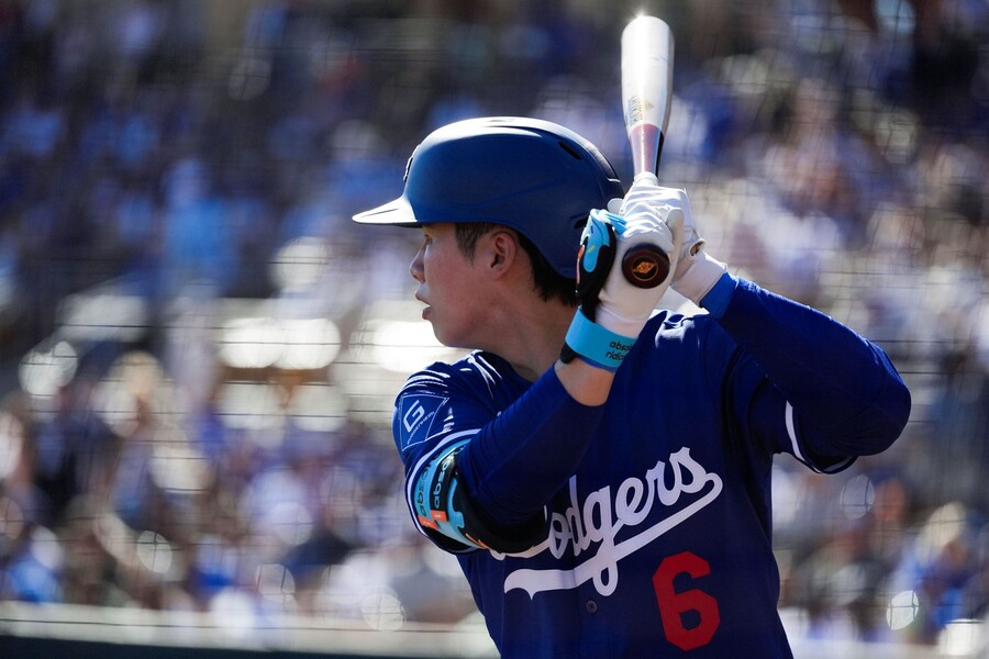 ▲ 당초 김혜성은 MLB.com의 다저스 선발 라인업 예상에서 주전 2루수로 이름을 올렸지만 이번 업데이트에서는 이름이 사라졌다. MLB.com은 토미 에드먼이 중견수에서 2루수로 들어오고, 전문 외야수가 하나 더 추가될 가능성을 제기했다. ⓒ연합뉴스/AP통신