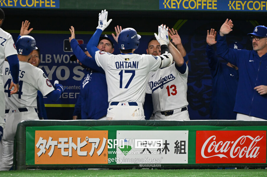 ▲ LA 다저스 오타니 쇼헤이가 홈런을 터뜨린 뒤 동료들과 하이파이브를 나누고 있다.