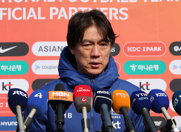 ▲ 축구대표팀이 고양종합운동장 보조경기장에서 본격적인 훈련에 돌입했다. 홍명보 감독은 단기간 내 훈련을 통해 조직력을 빠르게 올리겠다는 취지의 계획을 전했다. ⓒ연합뉴스