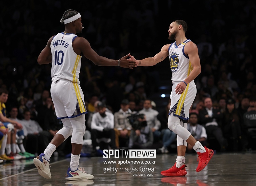 ▲ 버틀러와 스테픈 커리(왼쪽부터). 커리는 버틀러 트레이드 소식을 처음 들은 날, 버틀러에게 환영 문자를 보냈다. 버틀러는 골든스테이트에 와서 본인이 인정받고 있다 느꼈고 이는 충실한 팀 플레이로 이어졌다.