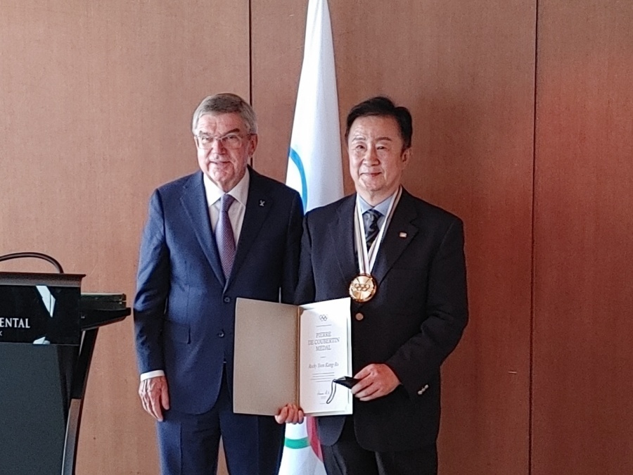 바흐 IOC 위원장으로부터 쿠베르탱 메달 받은 윤강로 국제스포츠외교연구원장(오른쪽) ⓒ윤강로 국제스포츠외교연구원장