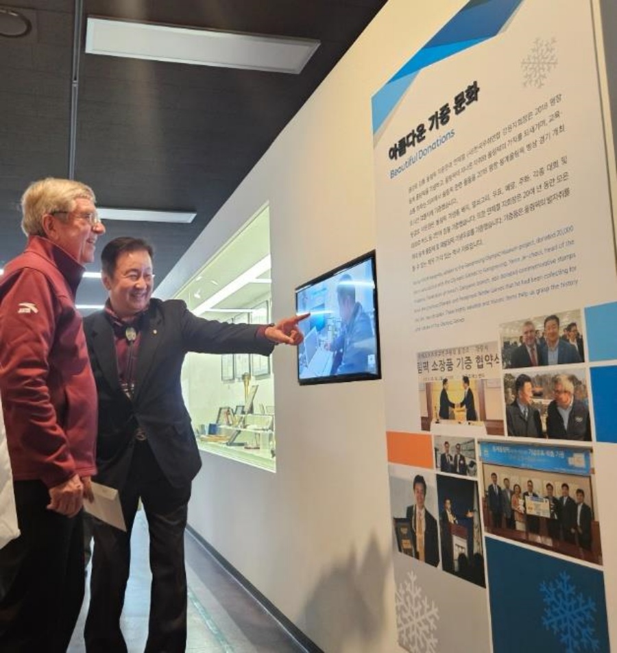 강릉올림픽박물관을 찾은 바흐 IOC 위원장에게 설명하는 윤강로 국제스포츠외교연구원장(오른쪽) ⓒ윤강로 국제스포츠외교연구원장