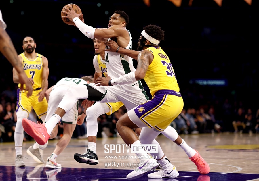 ▲ LA 레이커스로선 야니스의 돌파를 막기 힘들었다.