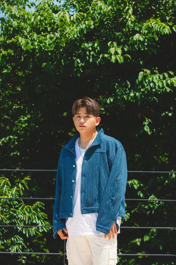 ▲ 4월 콘서트 '우디, 라이브'를 벌이는 우디. 제공|골든문 엔터테인먼트, 에버라인