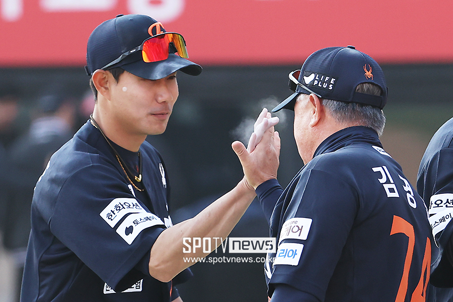 ▲ 심우준 김경문 감독 ⓒ곽혜미 기자