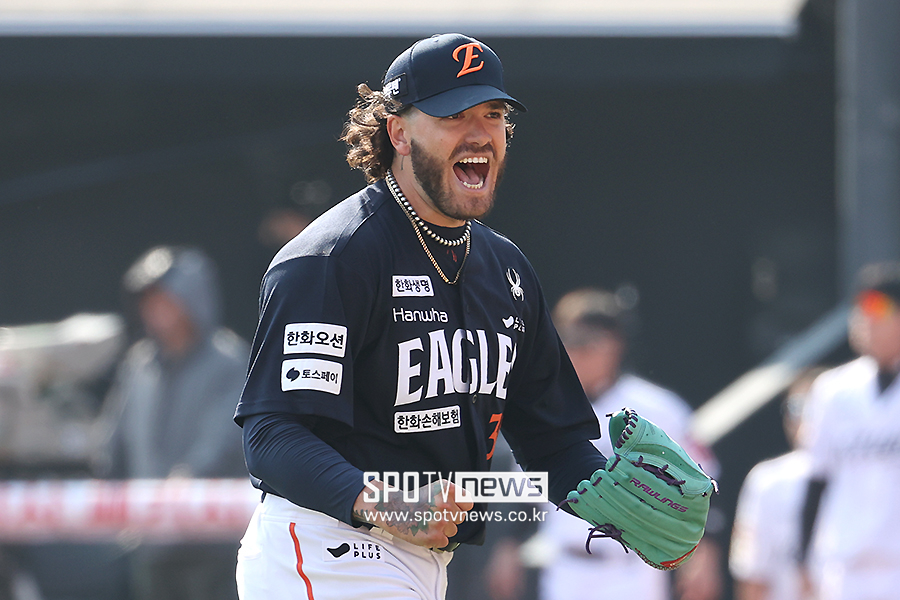 ▲ 한화 새 외국인 선수 코디 폰세는 22일 개막전에서 'K-피치클락'의 매운맛을 봤다. K-피치클락에서는 놀랍게도 피치클락이 다 줄어들기 전에도 심판이 '시간을 지연한다'고 판단하면 경고를 줄 수 있다. 그것도 투구 중간에. ⓒ곽혜미 기자