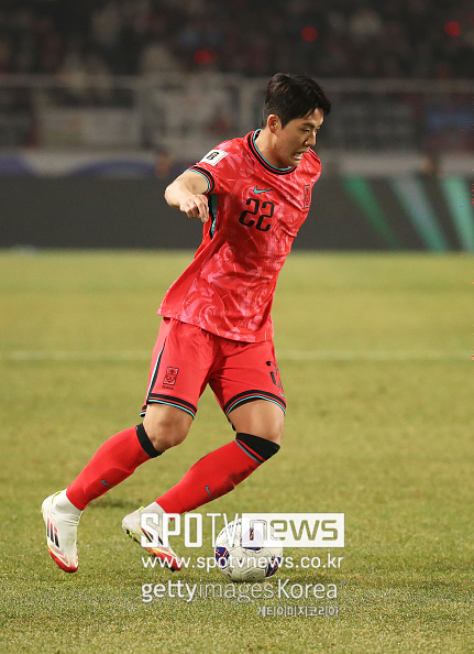 ▲ 국가대표 풀백 설영우가 유럽 도전 첫 시즌 만에 리그 우승을 해냈다. 즈베즈다는 7일(한국시간) 세르비아 베오그라드의 스타디온 라이코 미티치에서 열린 2024-2025시즌 세르비아 수페르리가 30라운드 홈 경기에서 OFK 베오그라드를 3-1로 꺾으며 승점 86점(28승 2무)을 기록했다 