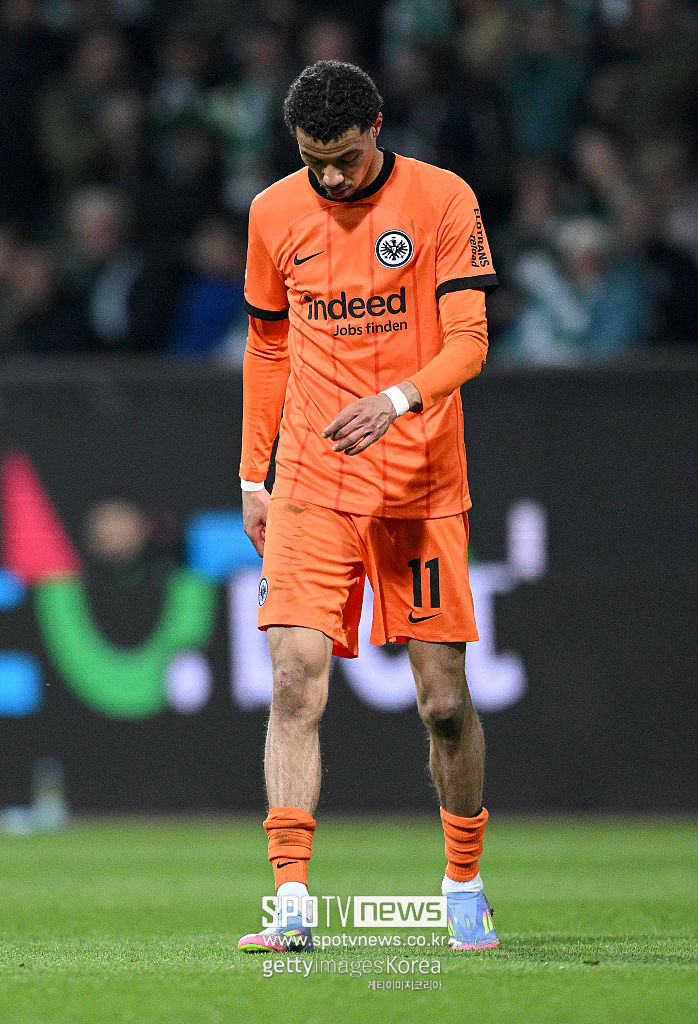 ▲ 기존 주전 스트라이커 오마르 마르무시가 맨체스터 시티로 떠난 뒤 프랑크푸르트 핵심 골잡이로 올라선 위고 에키티케(사진)는 190cm의 큰 키에도 공중볼 경합보단 뒤 공간 침투를 즐긴다.