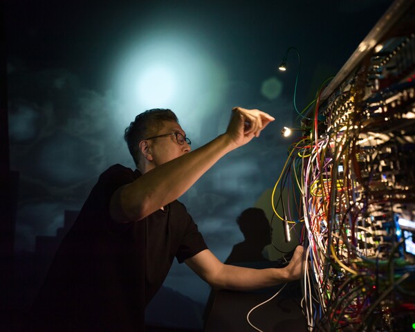 ▲ 알고리즘과 프로그래밍을 활용해 음악과 영상을 결합한 혁신적인 퍼포먼스를 선보여온 태싯그룹 가재발. 제공|태싯그룹