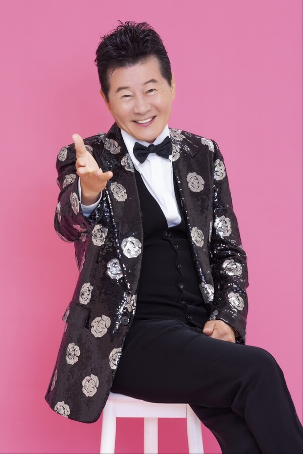 ▲ 신곡 '친구야 술 한잔 하자'로 음악방송에서 종횡무진 활약하는 태진아. 제공|진아엔터테인먼트