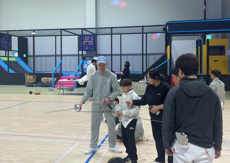 KSPO 스포츠가치센터_취약계층 유청소년 스포츠 캠프 개최사진(김정환 선수 펜싱 강습) ⓒ국민체육진흥공단