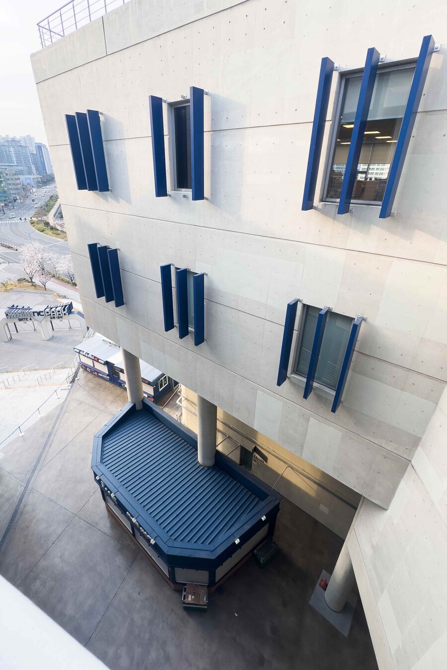 ▲ KBO는 지난 3월 29일 창원NC파크에서 발생한 구조물 낙하 사망 사고에 관련해 4월 1일부터 3일까지를 애도 기간으로 정하고 4월 1일 예정된 KBO리그 1·2군 경기를 모두 취소한다고 31일 공식 발표했다. 사건이 벌어진 창원NC파크 3루 구역. ⓒ연합뉴스