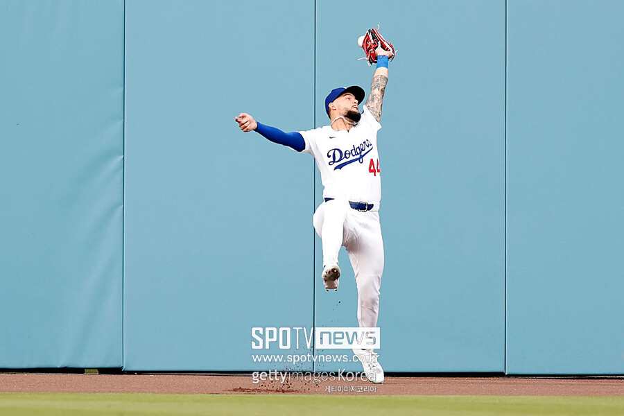 ▲ LA 다저스 외야수 앤디 파헤스가 한국시간으로 3일 미국 캘리포니아주 로스앤젤레스에서 위치한 다저스타디움에서 열린 2025 메이저리그 애틀랜타 브레이브스와의 홈 경기에서 아지 알비스의 타구를 잡기 위해 팔을 뻗었으나 끝내 타구를 잡지 못하고 있다.