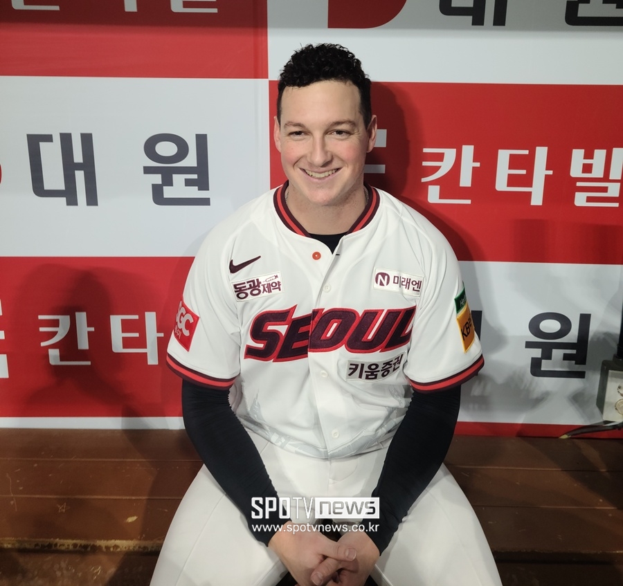 ▲ 경기 후 덕아웃에서 케니 로젠버그와 인터뷰했다. 환한 미소가 인상적이었다 ⓒ 맹봉주 기자