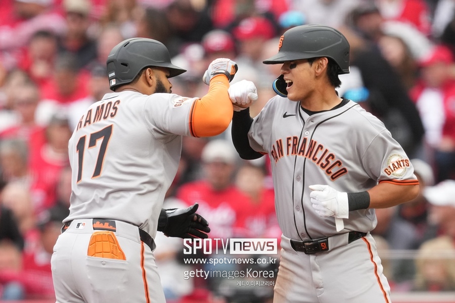 ▲ 이정후(오른쪽).