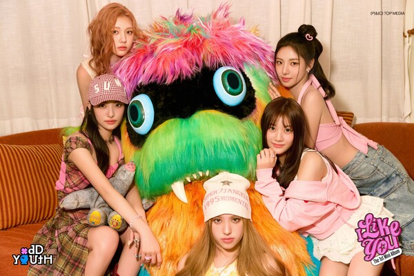 ▲ 오드유스 첫 미니앨범 '아이 라이크 유' 스페셜 포토에 몬스터가 등장해 눈길을 끈다. 제공ㄷ|티오피미디어