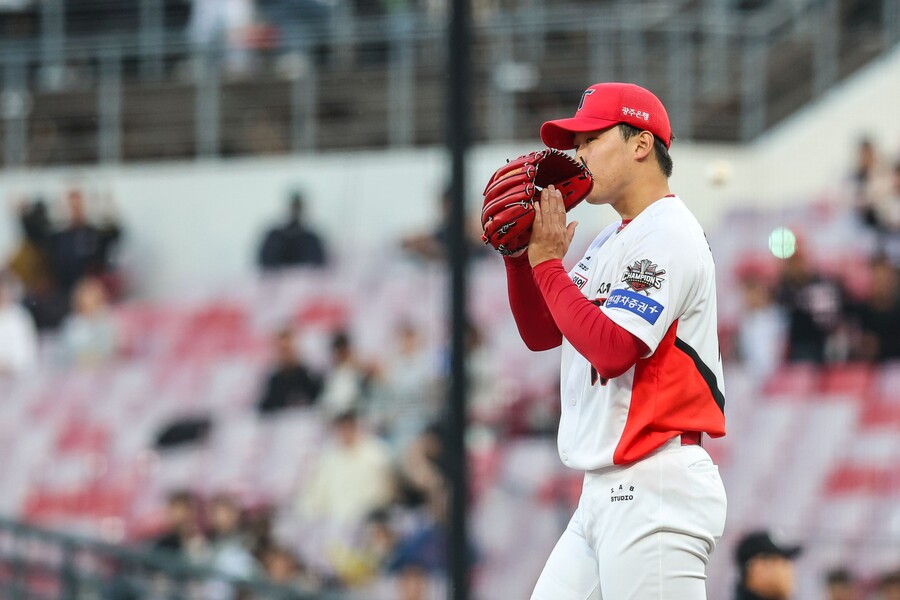 ▲ 10일 사직 롯데전에서 1이닝 6실점이라는 충격적인 성적을 남긴 윤영철 ⓒKIA타이거즈