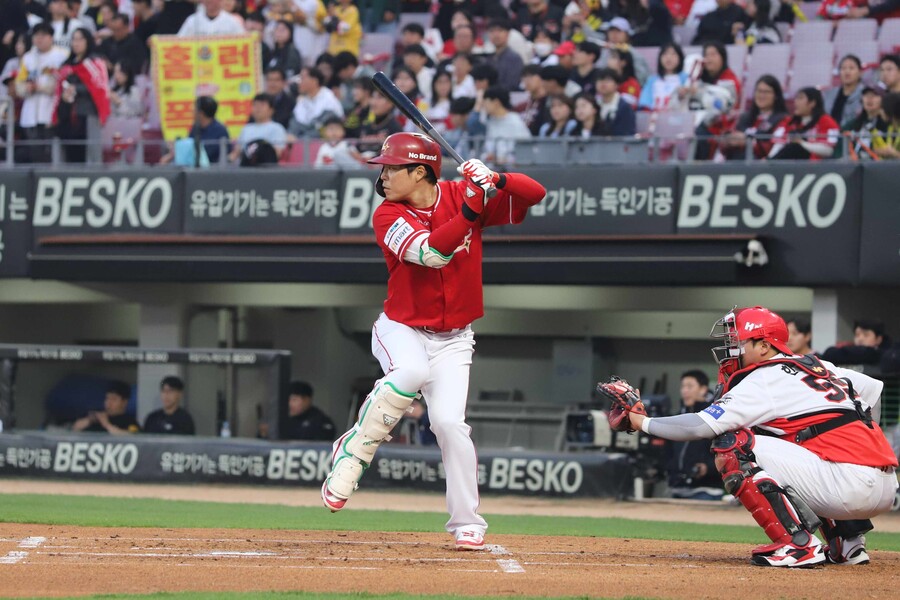 ▲ 이날 안타, 볼넷, 타점 등에서 해결사 면모를 선보이며 팀 타선을 이끈 한유섬 ⓒSSG랜더스