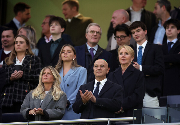 ▲ 엔제 포스테코글루 감독은 유로파리그 탈락 결과물을 만들 경우 다니엘 레비 회장이 경질의 칼을 뽑을 것이라는 소문에 휘말려 있다. ⓒ연합뉴스/REUTERS