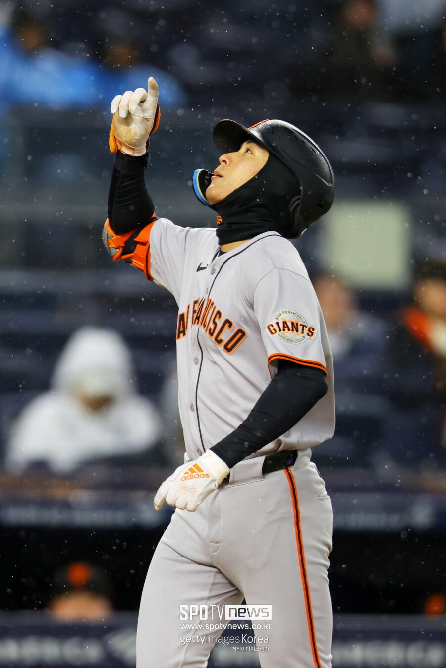 ▲ 샌프란시스코 자이언츠 한국인 메이저리거 이정후가 한국시간으로 12일 미국 뉴욕주 브롱스에 위치한 양키스타디움에서 열린 2025 메이저리그 뉴욕 양키스와의 방문 경기에서 3번타자 중견수로 선발 출전해 1회초 무사 1,2루 찬스에 나와 우월 3점홈런을 터뜨렸다. 사진은 이정후가 홈플레이트를 밟으면서 세리머니를 하는 장면이다.