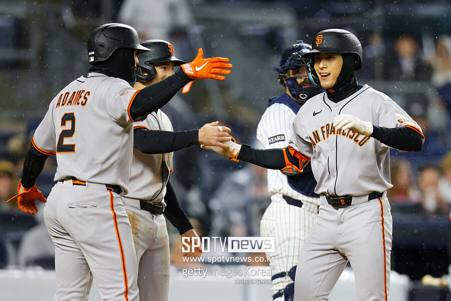 ▲ 샌프란시스코 자이언츠 한국인 메이저리거 이정후가 한국시간으로 12일 미국 뉴욕주 브롱스에 위치한 양키스타디움에서 열린 2025 메이저리그 뉴욕 양키스와의 방문 경기에서 3번타자 중견수로 선발 출전해 1회초 무사 1,2루 찬스에 나와 우월 3점홈런을 터뜨렸다. 사진은 이정후가 홈런을 터뜨린 후 동료들과 하이파이브를 나누는 장면이다.
