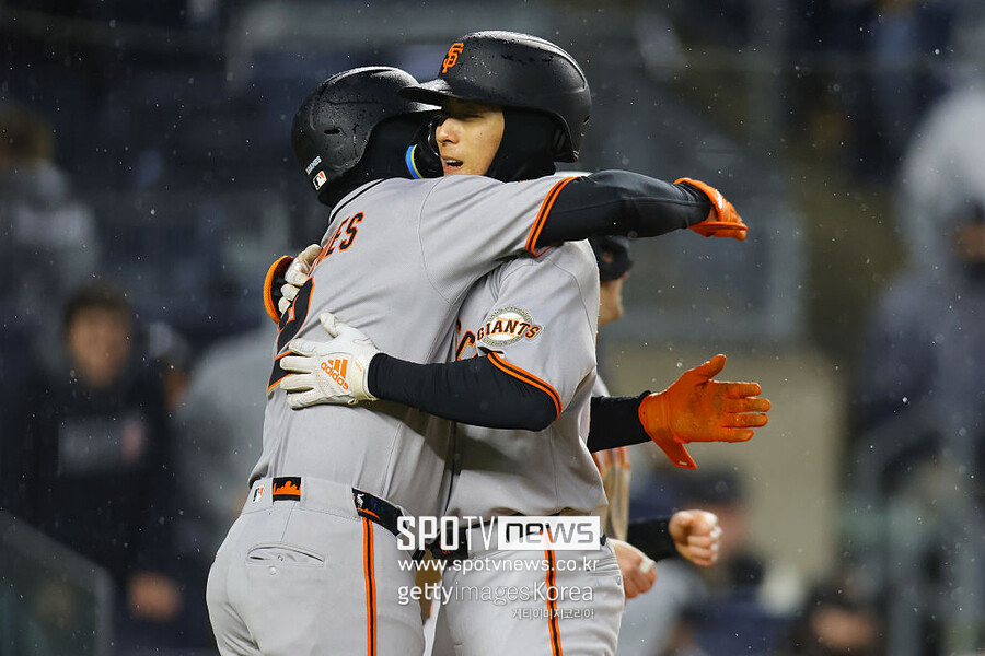 ▲ 샌프란시스코 자이언츠 한국인 메이저리거 이정후가 한국시간으로 12일 미국 뉴욕주 브롱스에 위치한 양키스타디움에서 열린 2025 메이저리그 뉴욕 양키스와의 방문 경기에서 3번타자 중견수로 선발 출전해 1회초 무사 1,2루 찬스에 나와 우월 3점홈런을 터뜨렸다. 사진은 이정후가 득점에 성공한 뒤 윌리 아다메스와 포옹을 나누는 장면이다.