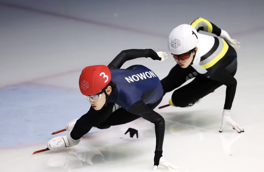 쇼트트랙 임종언(앞) ⓒzzikssa