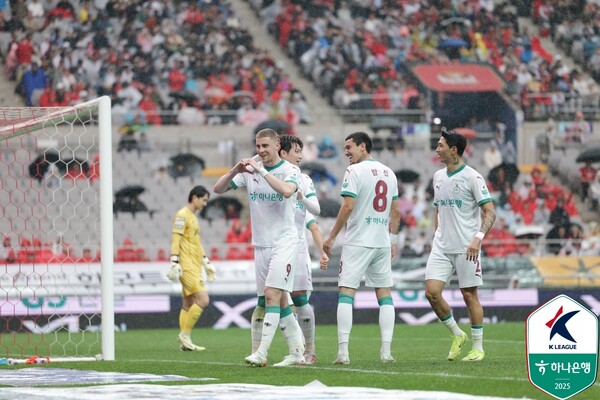 ▲ FC서울 제시 린가드와 대전 하나시티즌 구텍. ⓒ한국프로축구연맹