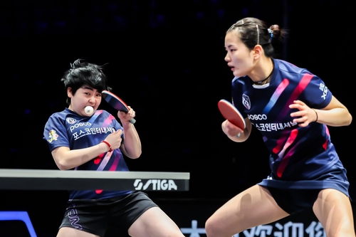 ▲ 김나영(오른쪽)은 대회 2관왕에 도전한다. 유한나와 손을 맞춘 여자복식 준결승에서 홍콩의 주청주-윙람 조를 3-0으로 완파하고 결승에 올랐다. ⓒ 연합뉴스