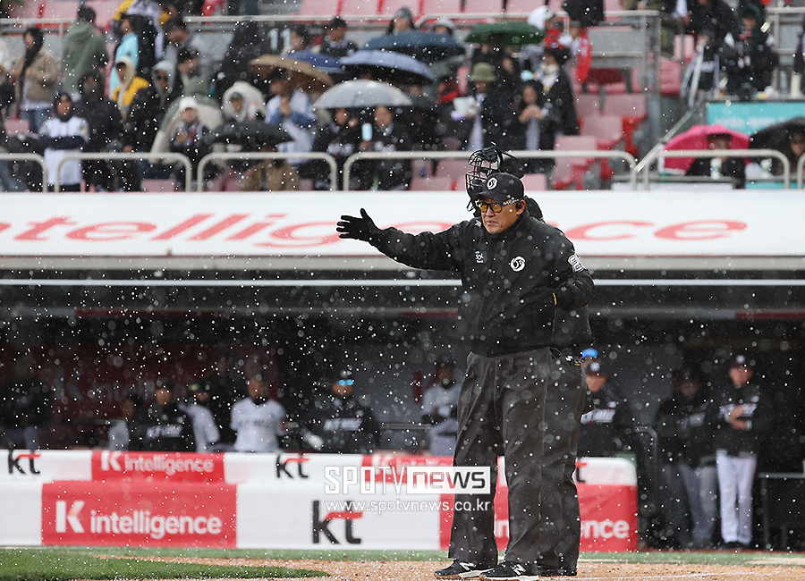 ▲ 심판 우박 중단 ⓒ곽혜미 기자