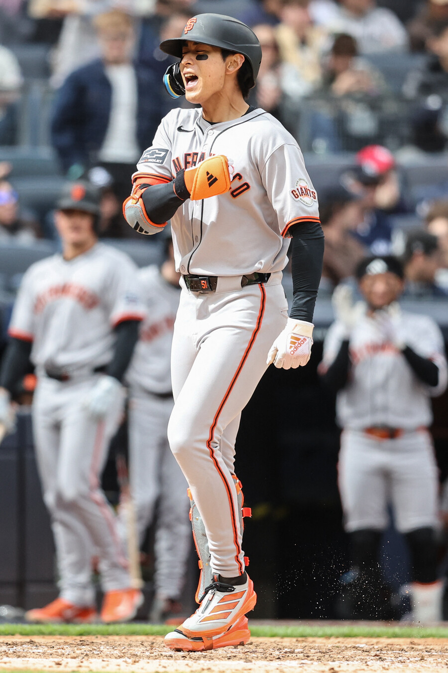 ▲ 이정후는 14일(한국시간) 미국 뉴욕주 브롱스 양키스타디움에서 열린 2025 메이저리그 뉴욕 양키스와 3연전 마지막 경기에 3번 타자 중견수로 선발 출전해 연타석 홈런으로 5-4 역전승을 이끌었다. 6회 역전 3점 홈런을 친 뒤 가슴을 치며 포효하고 있다. ⓒ연합뉴스