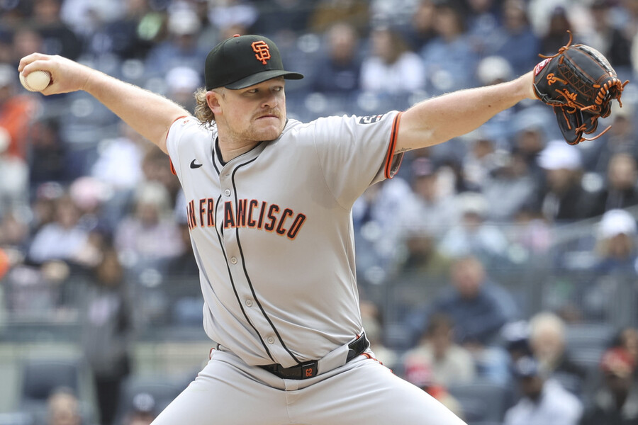 ▲ 14일(한국시간) 미국 뉴욕주 브롱스 양키스타디움에서 열린 2025 메이저리그 뉴욕 양키스와 3연전 마지막 경기에 선발 등판한 로건 웹. 이정후의 역전 홈런 덕분에 패전을 면했다. ⓒ연합뉴스/AP